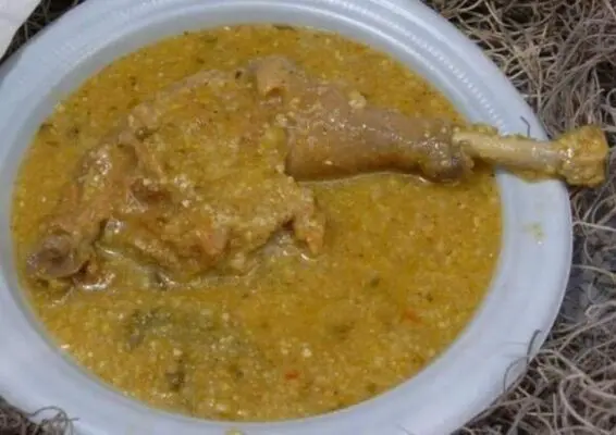 Sopa de gallina en arroz de maíz